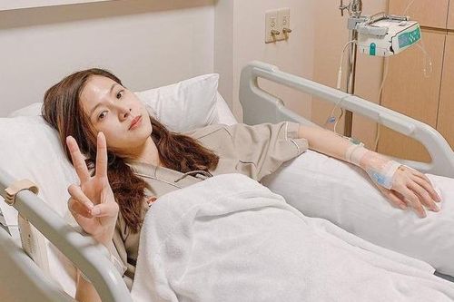 Người đẹp Chiếc Lá Cuốn Bay nhập viện gấp khi quay phim, mặt mộc trên giường bệnh gây bất ngờ