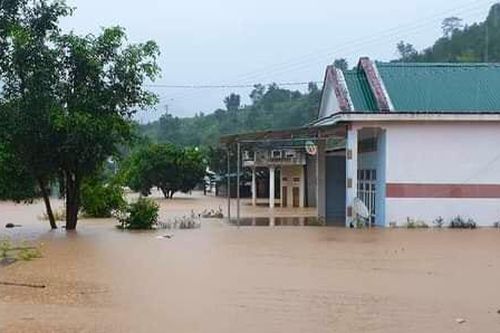 Kon Tum: Hơn 17 điểm sạt lở trên đèo Lò Xo, giao thông tê liệt nhiều giờ