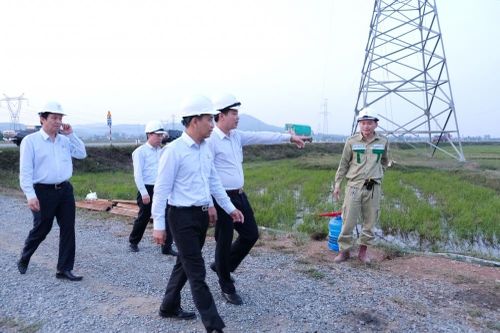 EVNNPT kiểm tra công tác khắc phục hậu quả mưa lũ và trao quà hỗ trợ nhân dân tỉnh Hà Tĩnh