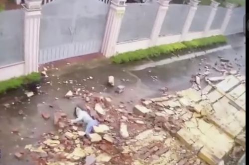 Pleiku: Đang đi bộ, một phụ nữ bị tường gạch đổ đè bất tỉnh