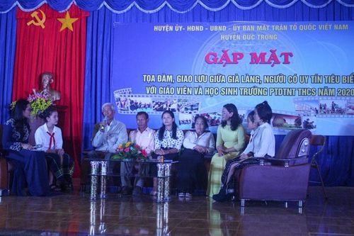 Già làng, người có uy tín tiêu biểu giao lưu với thầy trò trường dân tộc nội trú