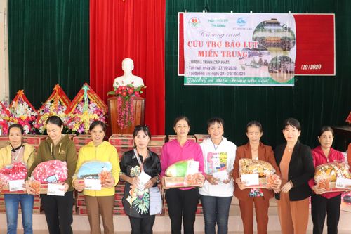 Trao hàng nghìn suất quà trị giá gần 1 tỉ đồng cho người dân vùng lũ
