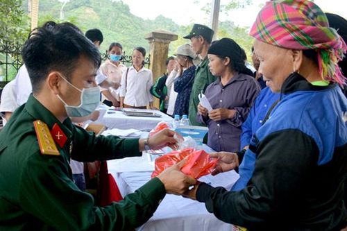 Học viện Quân y khám bệnh và tặng quà tại huyện Na Hang
