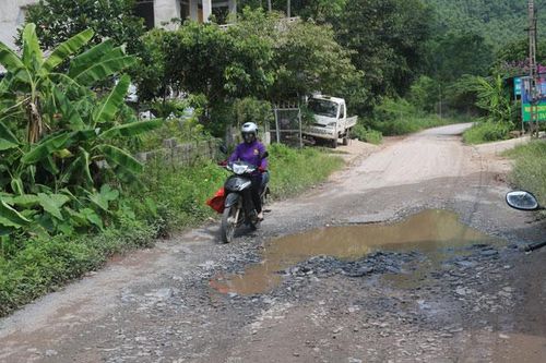 Mưa lầm, nắng bụi trên tuyến đường liên huyện