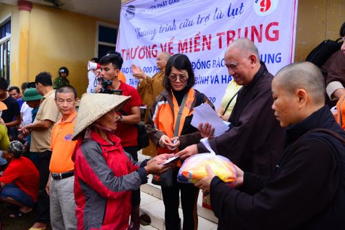 Học viện PGVN tại TP.HCM cứu trợ các tỉnh miền Trung