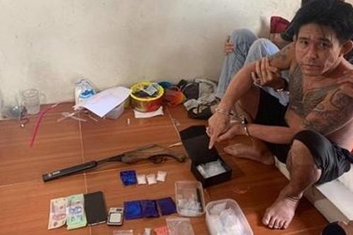 Hai cha con bị bắt vì rủ nhau buôn bán ma túy