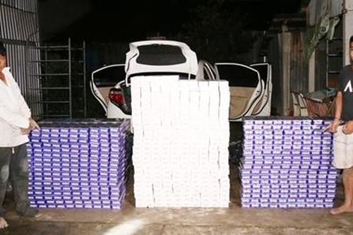 Bắt quả tang 2 đối tượng vận chuyển trên 10.000 bao thuốc lậu