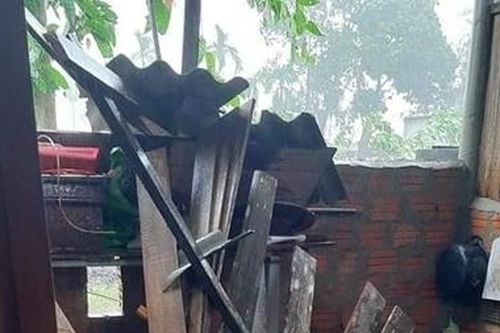 Hàng trăm nhà dân 2 huyện miền núi ở Huế bị tốc mái do bão
