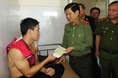 Thứ trưởng Nguyễn Văn Sơn kiểm tra công tác ứng phó bão số 9 tại Quảng Ngãi