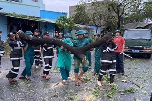 Tiểu đoàn Cảnh sát đặc nhiệm số 3 giúp dân khắc phục hậu quả bão số 9