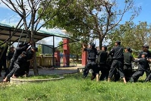 Công an giúp dân Quảng Nam giúp khắc phục hậu quả bão số 9