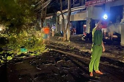 Xuyên đêm giúp dân khắc phục thiệt hại bão số 9