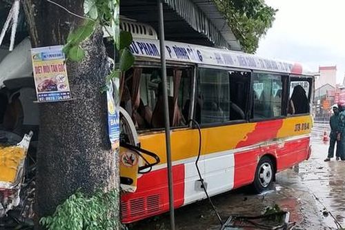 Tài xế nguy kịch, hành khách thoát chết khi xe buýt đâm gốc cây