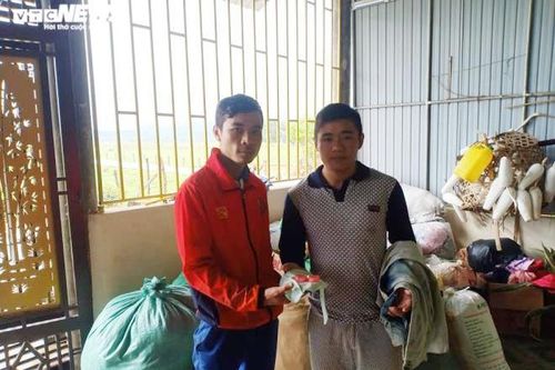 Nhặt được vàng trong gói hàng cứu trợ, thanh niên Hà Tĩnh tìm người trả lại