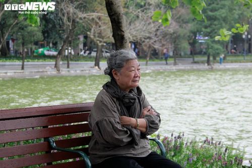 Đón không khí lạnh kèm mưa, người Hà Nội co ro trên phố
