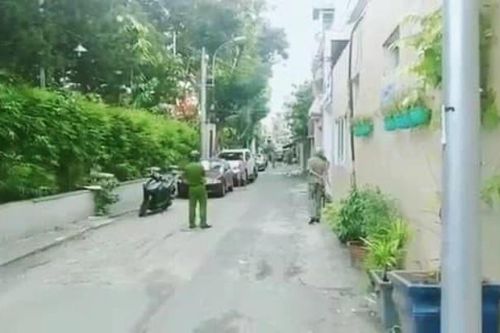 TP.HCM: Người đàn ông có biểu hiện bất thường cầm dao chém ô tô trên đường