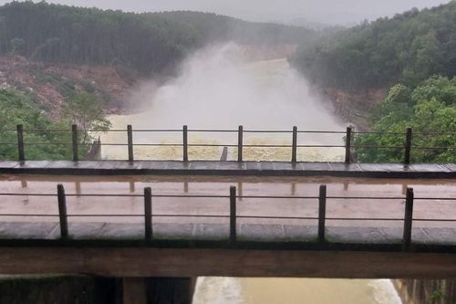 Mưa lớn, thủy điện, hồ chứa nước ở Hà Tĩnh đồng loạt xả lũ