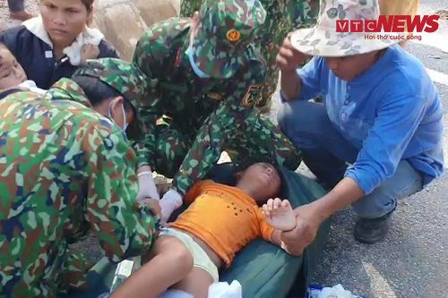 Bác sĩ quân y sơ cứu khẩn cấp người dân bị thương do sạt núi