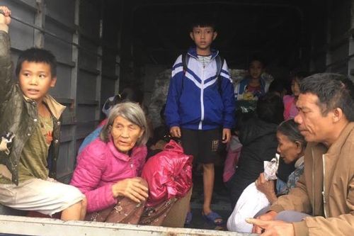 Mưa lớn sau bão số 9, người Hà Tĩnh di dời khẩn cấp tránh lũ