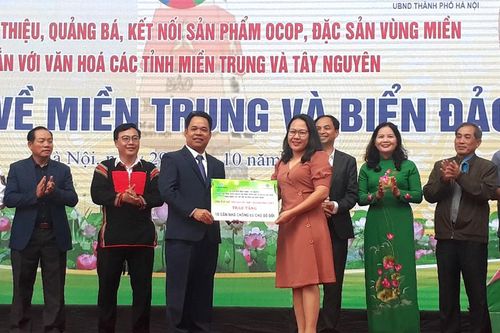 Trao tặng gần 650 triệu đồng cùng nhiều hiện vật cho quân, dân huyện đảo Trường Sa