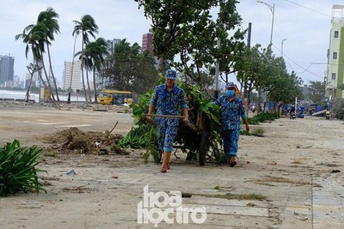 Thành phố ngổn ngang, người dân Đà Nẵng chung tay khắc phục hậu quả sau bão số 9