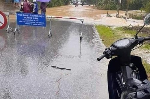 Cố vượt qua đường ngập, hai người bị lũ cuốn mất tích