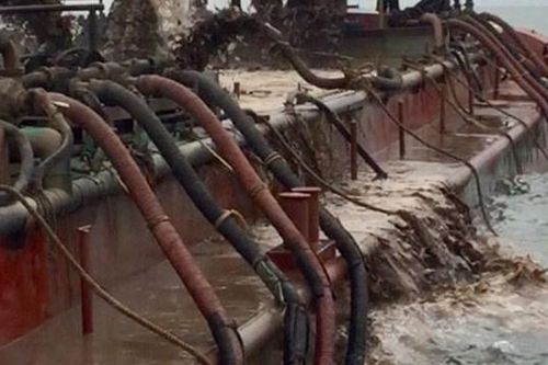 Nam Định: Cảnh sát môi trường bắt tàu hút trộm cát lúc nửa đêm