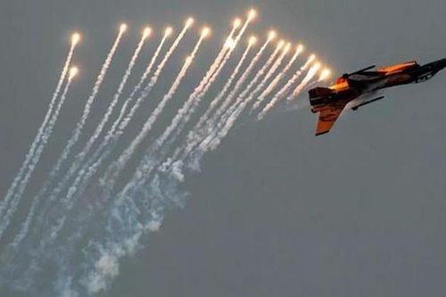Tiêm kích F-16 bắn pháo sáng gần nơi ông Trump vận động tranh cử