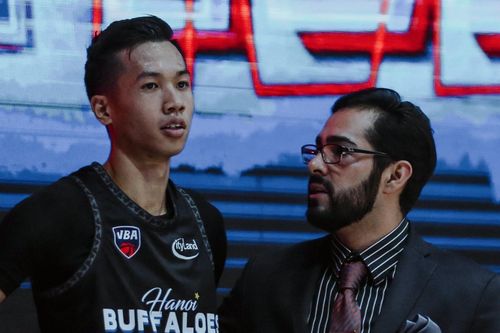 Sang Đinh ăn mừng khiêu khích sau màn ngược dòng của Buffaloes