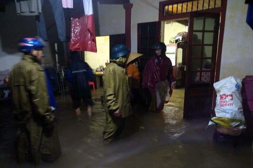 Thủy điện xả lũ, dân ôm đồ di tản trong đêm