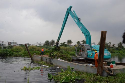 Đề xuất thuê máy vớt rác trên sông ở TP.HCM