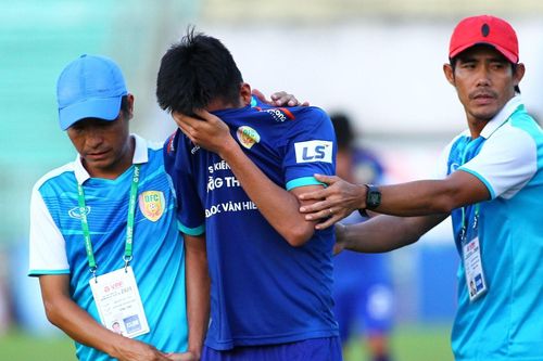 Cựu tuyển thủ U19 Việt Nam khóc khi phải xuống chơi ở hạng Nhì