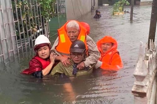 Giải cứu gần 200 hộ dân TP Vinh mắc kẹt giữa biển nước