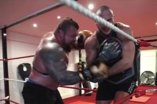 Lực sĩ 164 kg tung đấm khiến HLV nôn ra máu