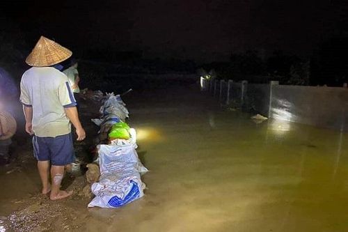 Hà Tĩnh: Xuyên đêm đội mưa đắp đê, chống lũ