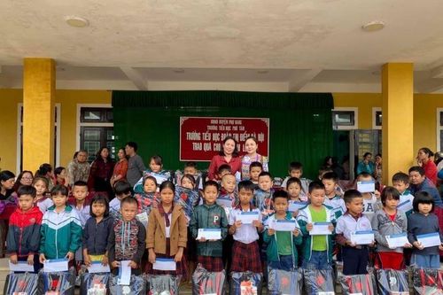 Trường Tiểu học Đoàn Thị Điểm - Hà Nội vượt lũ cùng học sinh Trường Tiểu học Phú Tân, Thừa Thiên Huế