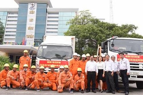 EVNSPC hỗ trợ miền Trung khắc phục sự cố điện do bão số 9
