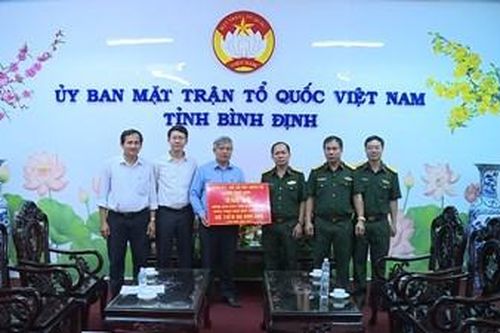Lực lượng vũ trang tỉnh Bình Định hỗ trợ người dân bị thiệt hại do mưa bão