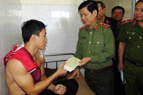 Thứ trưởng Nguyễn Văn Sơn kiểm tra công tác ứng phó bão số 9 tại tâm bão Quảng Ngãi