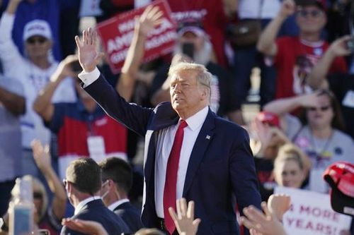 Ông Trump, Biden 'chạy đua nước rút'