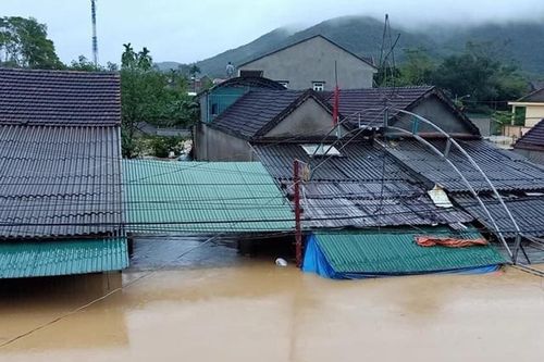 Mưa lớn, nước sông dâng nhanh, nhiều huyện tại Nghệ An ngập nặng
