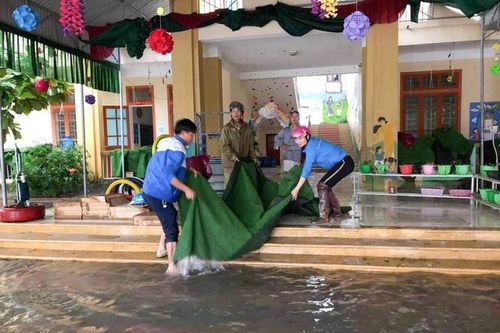 Nước lũ lên nhanh, trường học ở Nghệ An hối hả di dời đồ đạc, thiết bị