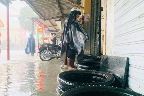 Quốc lộ 1A thất thủ, người dân phá dải phân cách chống ngập