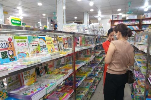 Bộ Giáo dục nêu giải pháp ngăn chặn việc 'ép' học sinh mua sách tham khảo