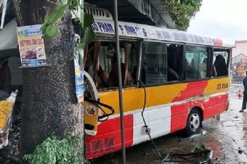 Một xe buýt chạy liều vào đường ngập, một xe buýt tông gốc cây khiến tài xế và khách bị thương