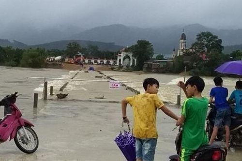 Hà Tĩnh mưa lớn, thủy điện xả lũ, nguy cơ sạt lở tăng