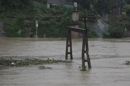 Hàng nghìn hộ dân ở Nghệ An ngập sâu do mưa lớn kéo dài
