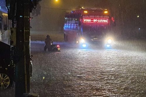 Mưa to không ngớt, người dân Nghệ An trắng đêm dọn đồ chạy lũ
