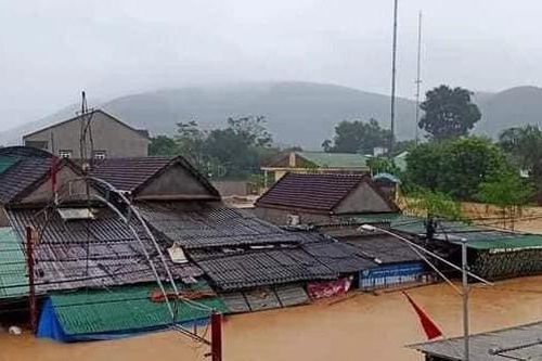 Nước dâng cao gần tới nóc nhà, một huyện ở Nghệ An bị cô lập hoàn toàn