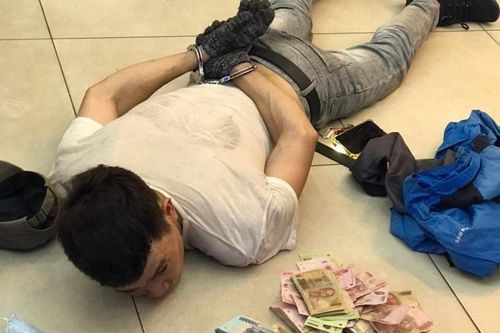 Thanh niên phá trần nhà, đu dây xuống trộm 120 triệu tại cửa hàng điện thoại